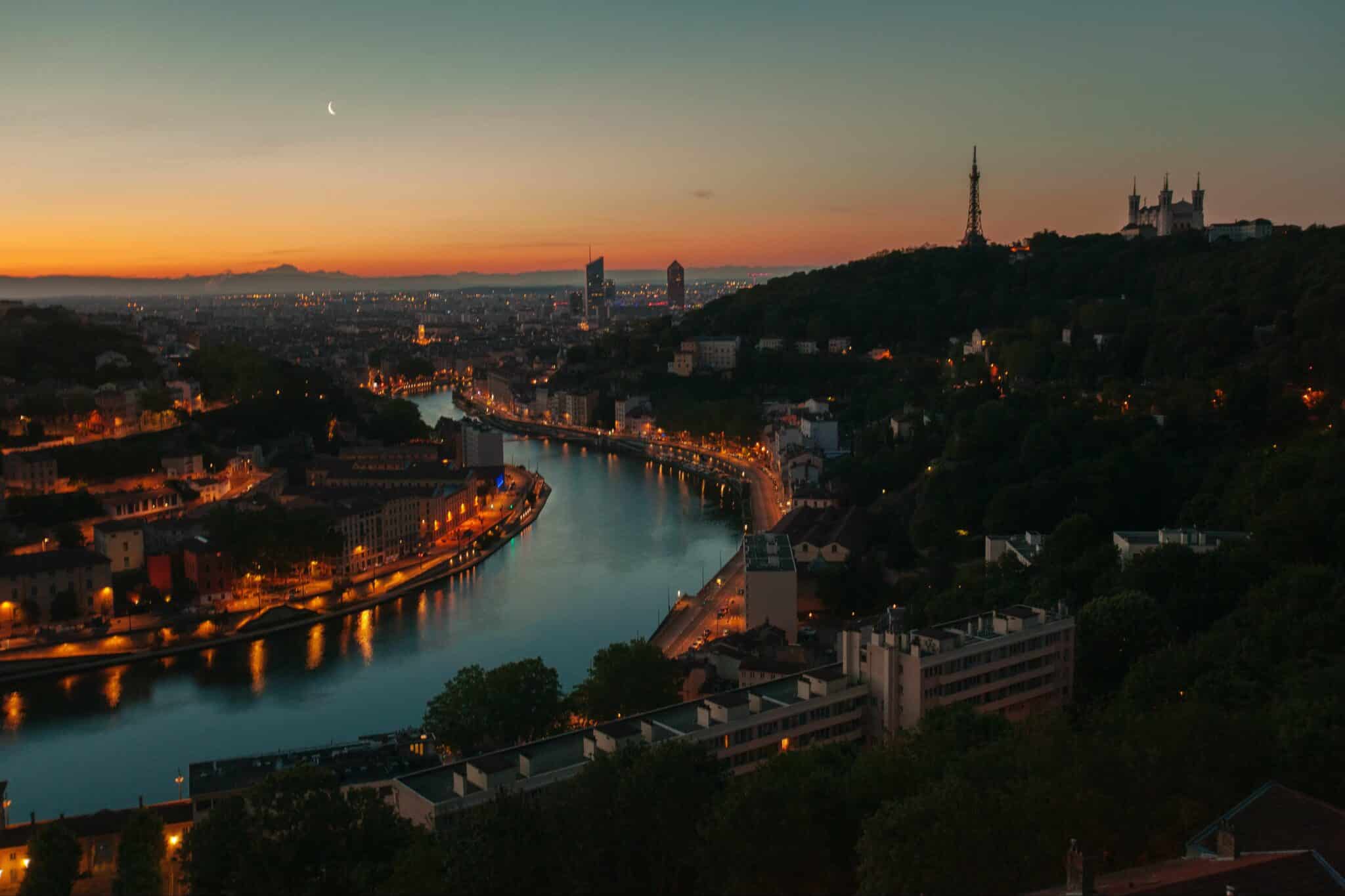 La Saône et la colline de Fourvière au coucher du soleil à Lyon