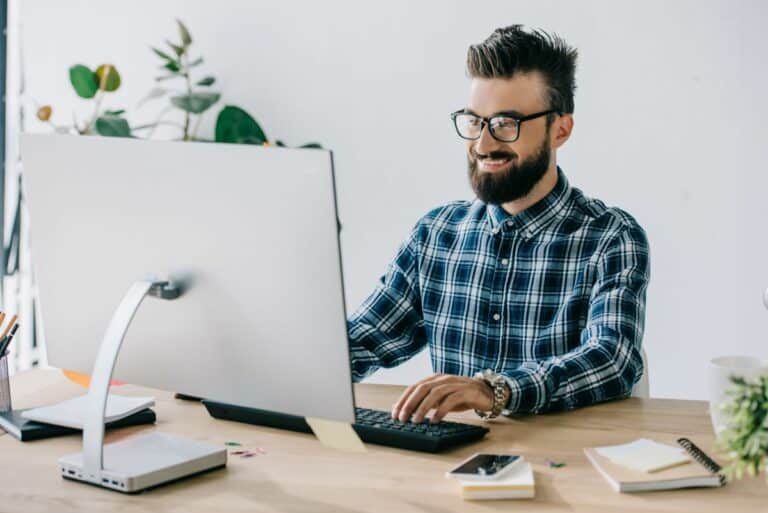 homme souriant, spécialisé dans le SEO