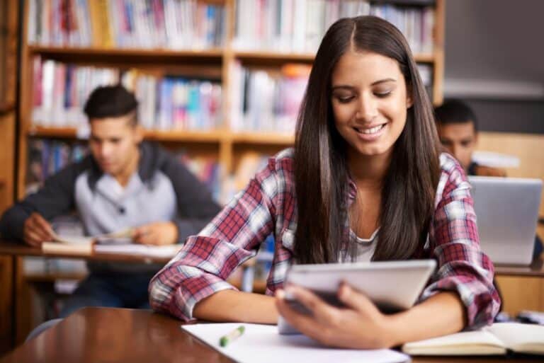 Femme souriante suivant une formation de master en marketing digital.