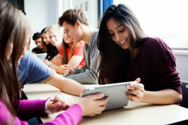 Groupe d'amis à l'ESCEN apprenant à maitriser les nouvelles tendances du marketing digital