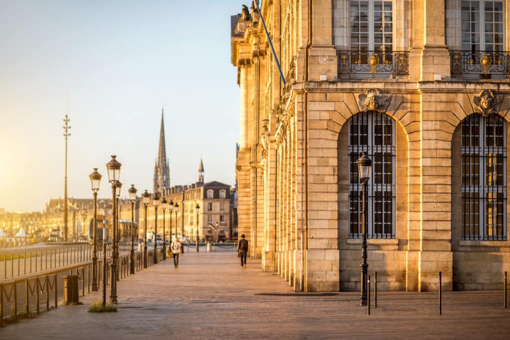 vue des quais des bordeaux le soir