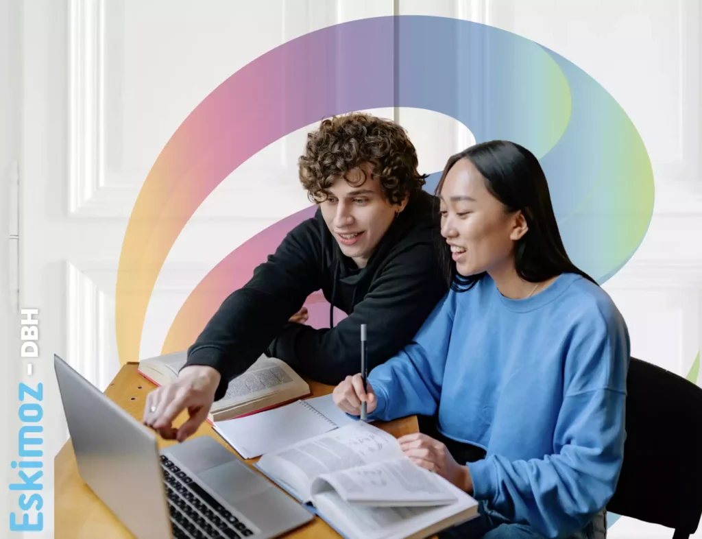 Étudiants de Mastère travaillant sur un projet de marketing digital lors du Digital Business Hackathon organisé avec Eskimoz.