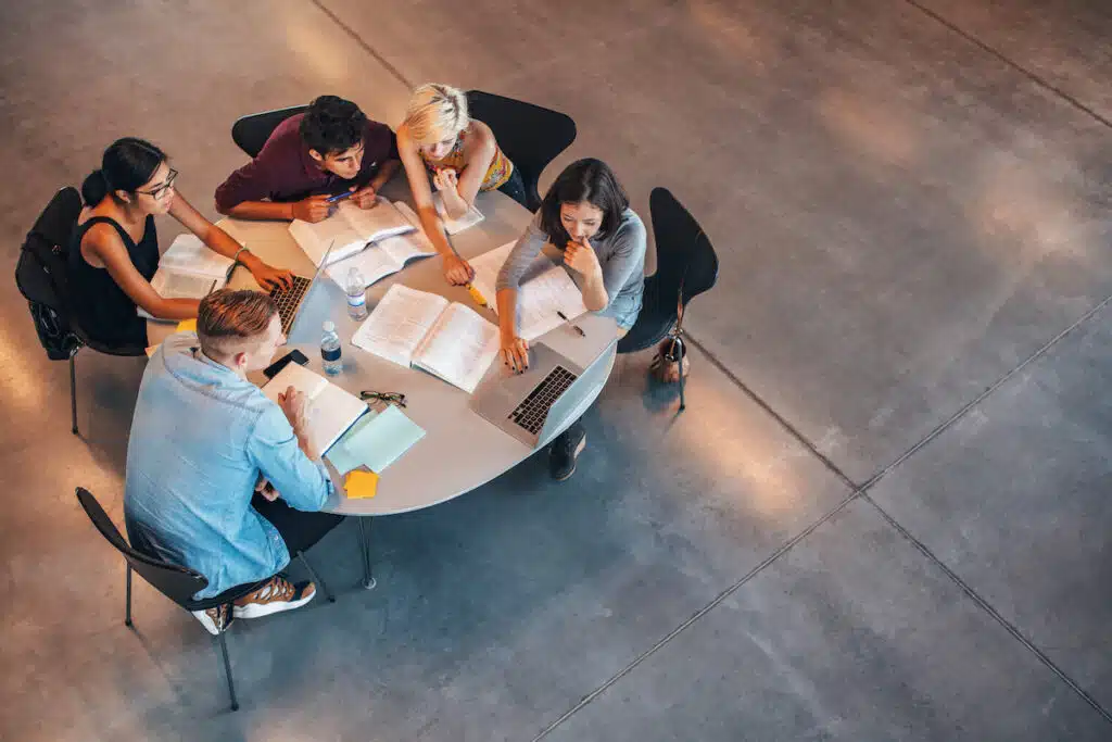 Étudiants en alternance de l'école de commerce ESCEN Paris en travail de groupe